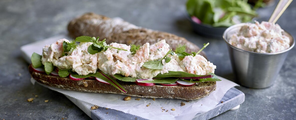 Broodje met radijs, veldsla en Gerookte Schotse zalmsalade