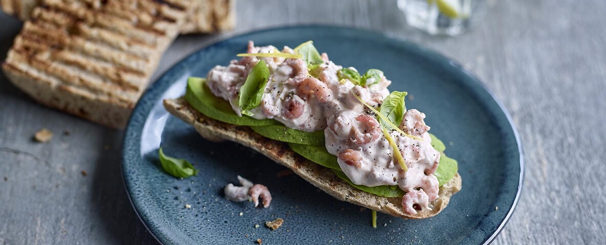 Toast met Grijze garnaalsalade speciaal en avocado