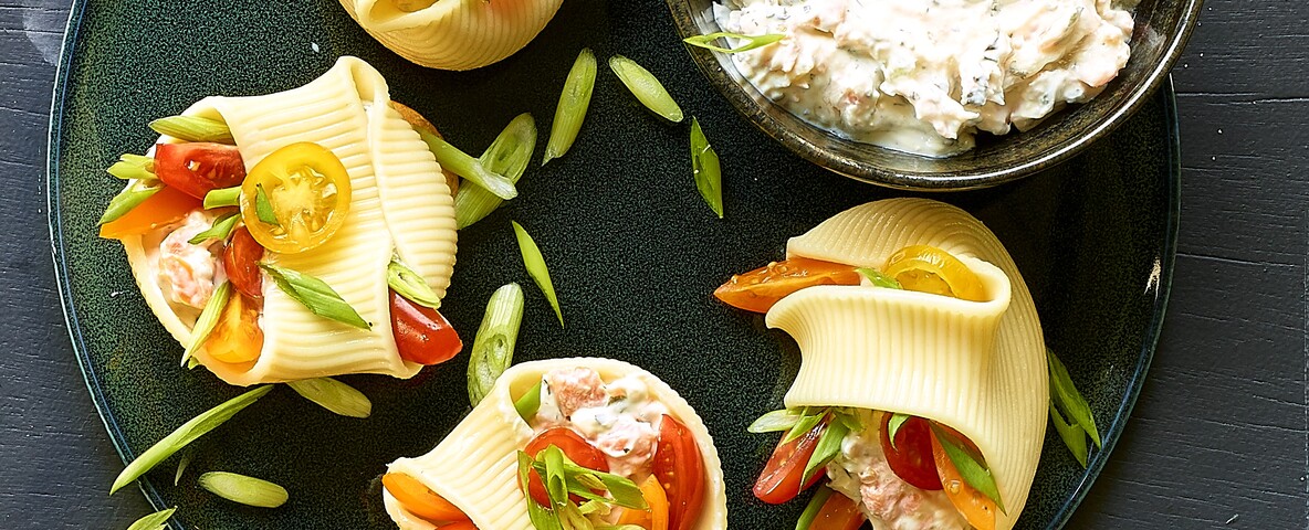 Pastaschelpen gevuld met verse kaas en gerookte zalm