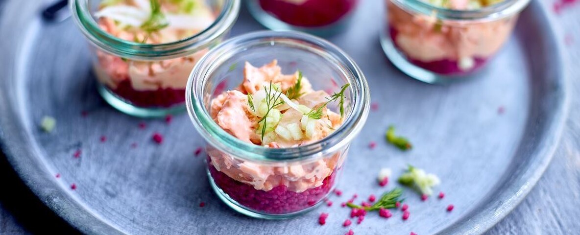 Aperitiefglaasje met rode biet couscous en Zalm cocktail salade