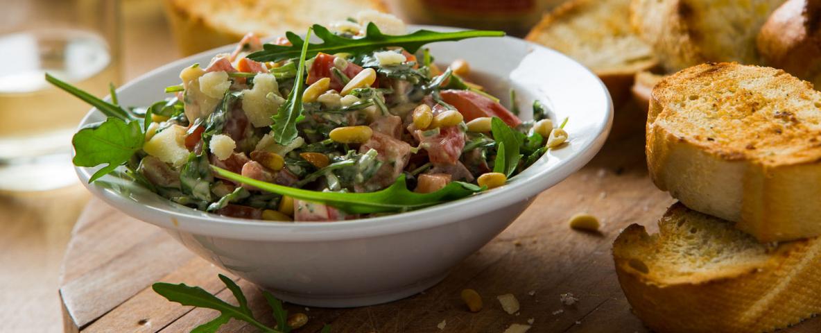 Salade met rucola, Parmezaanse kaas, tomaat en Heksenkaas