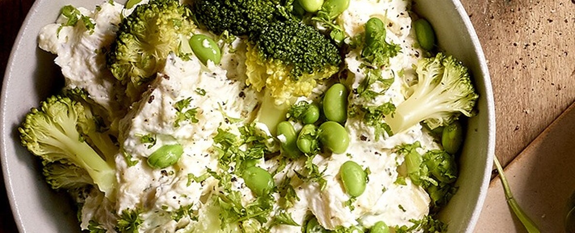 Aardappelsalade met broccoli, boontjes en peterselie