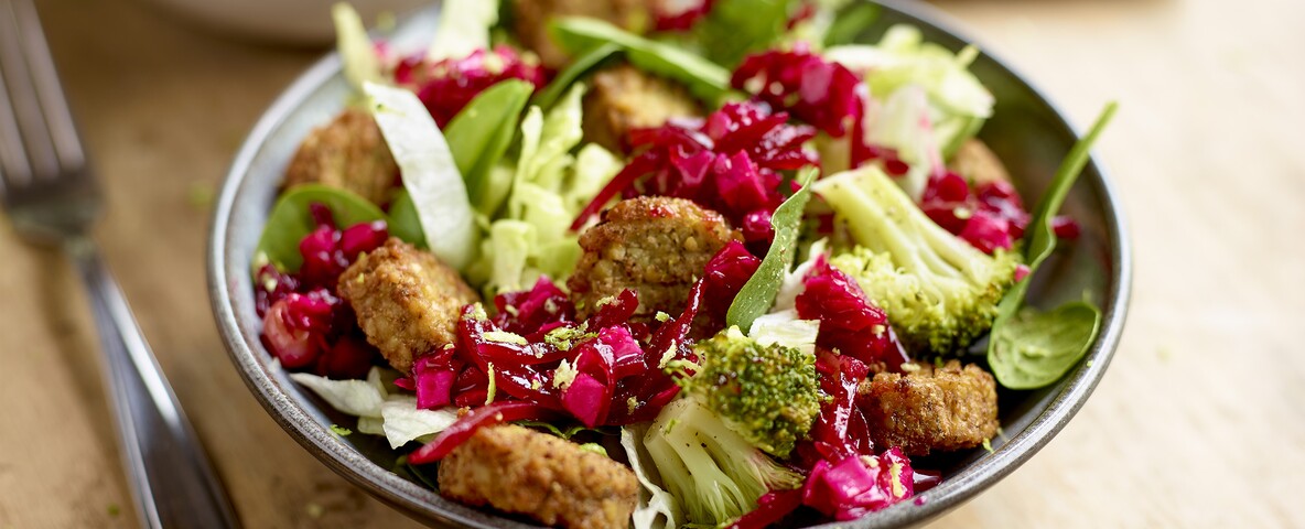 Salade met jonge spinazie, broccoli, ijsbergsla en onze Rode bietensaladen