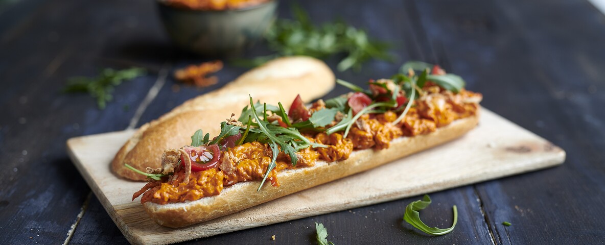 Broodje met EK salade, tomaat, gedroogde ui en rucola