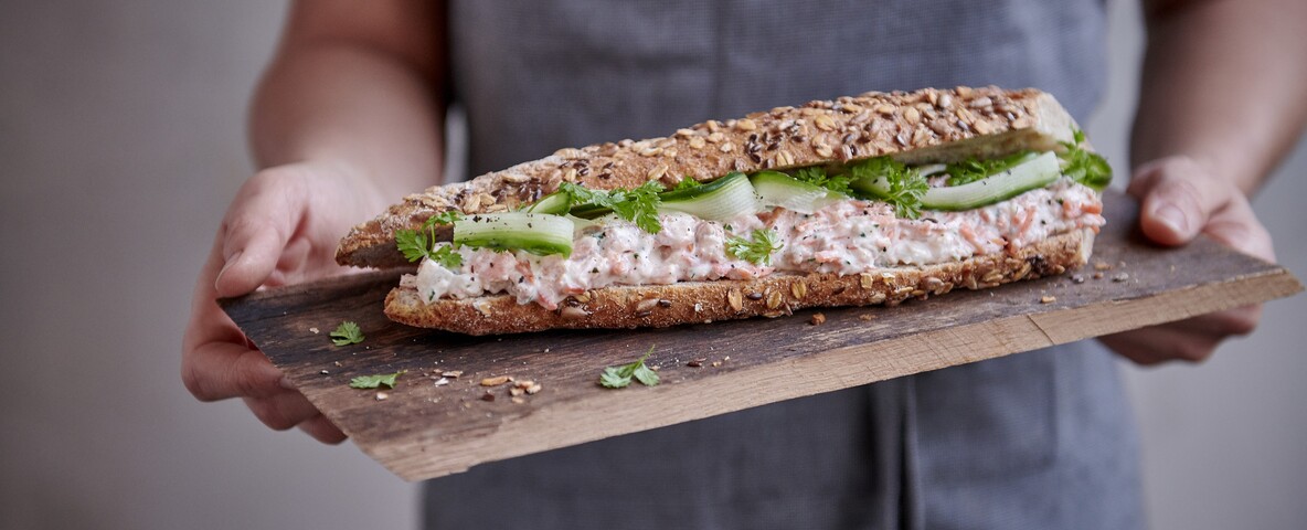 Gerookte zalmsalade broodje