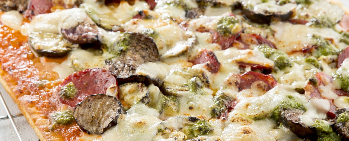 Pizza aubergines salami pesto 