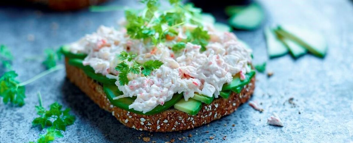 Boterham met Krab royal salade en avocado