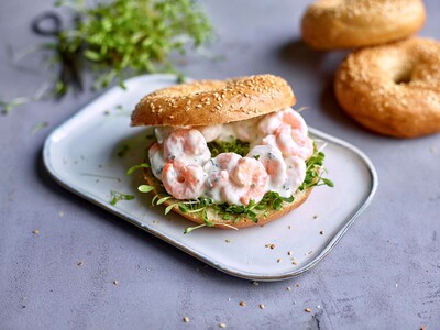 Bagel met cresson en scampi's in fijne looksaus