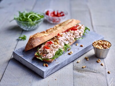 Rustiek broodje met rucola, pijnboompitten en Tonijnsalade met rode pesto