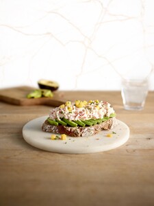 Boterham met surimisalade en veldsla