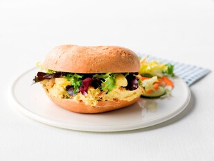 Broodje met kip curry salade