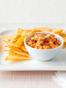 Aperitiefhapje met crackers en Mexicaanse kipsalade