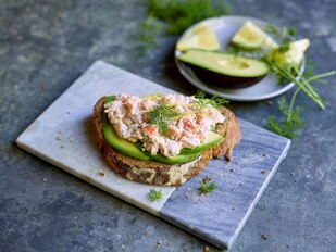 Boterham met avocado en Gerookte Schotse zalmsalade