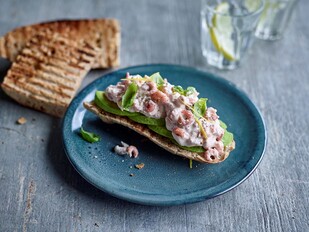 Toast met Grijze garnaalsalade speciaal en avocado