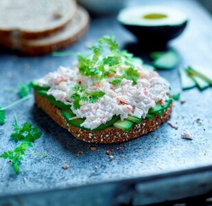 Boterham met Krab royal salade en avocado
