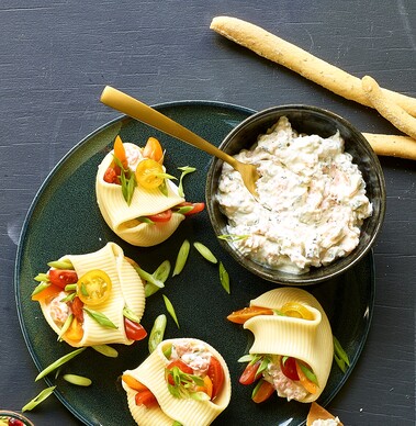 Pastaschelpen gevuld met verse kaas en gerookte zalm