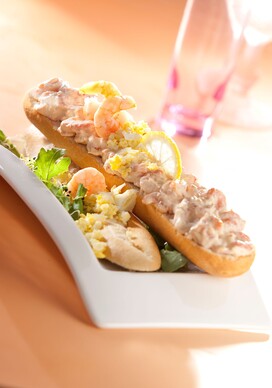 Broodje met roze garnaalsalade