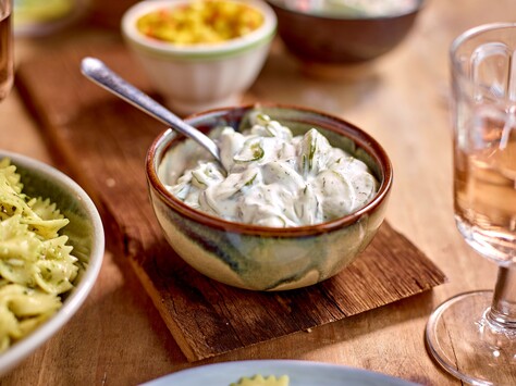 Komkommersalade in een presenatiekom