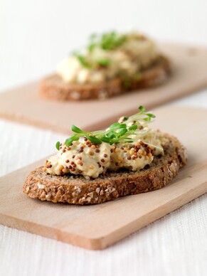 Boterham met varkensgebraad in een mosterdsalade