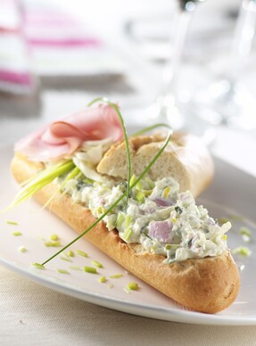 Broodje met onze ham-prei salade