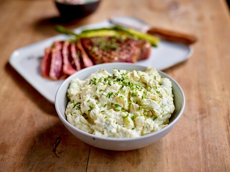 Aardappelsalade met bieslook in een presentatiekom