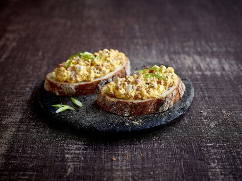 Broodje met eiersalade, sla en tomaat