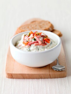 Kommetje gevuld met ham prei salade