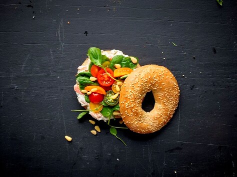 Bagel met verse kaas en gerookte zalmsalade