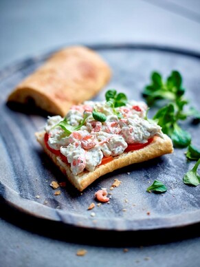 Toast met tomaat en Garnaalsalade van het huis