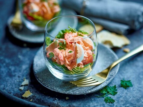Aperitiefglaasje met scampi's in cocktailsaus